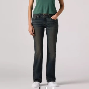 Svarta levis jeans - Urtvättade svarta levis jeans i modellen low pitch straight☺️Använda en del men ändå i bra skick! Skriv för fler bilder💕