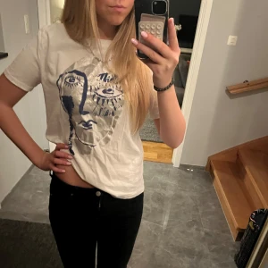 Vit t-shirt med konstnärligt tryck - Säljer en vit t-shirt med ett coolt ansiktstryck i silver och blått. Den är från Zara och är i fint skick❤️❤️