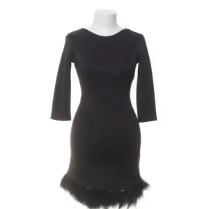 Klänning - Svart klänning med öppen rygg och typ fluff längst ner