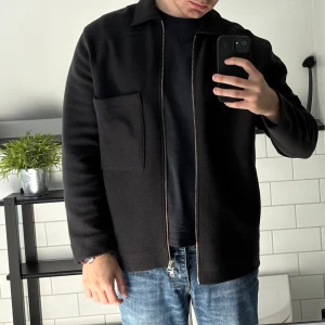 These Glory Days kofta - Säljer denna snygga kofta/tröja då den aldrig används, den är i helt nyskick aldrig använd. Storlek L passar perfekt. Hör av er vid frågor!