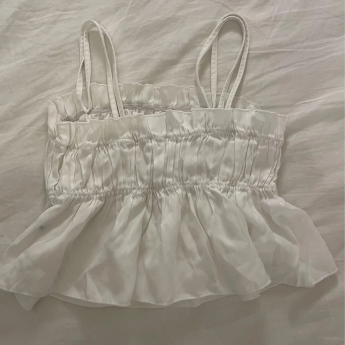 Vit ärmlös topp med volangdetaljer - 2