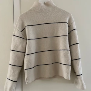 Beige stickad tröja  - Superfin stickad tröja från H&M edition i storlek XS men är oversize så passar S kanske M. Gjord av 94% ull så jättebra kvalitet samt enbart använd två gånger så i superbra skick🩷