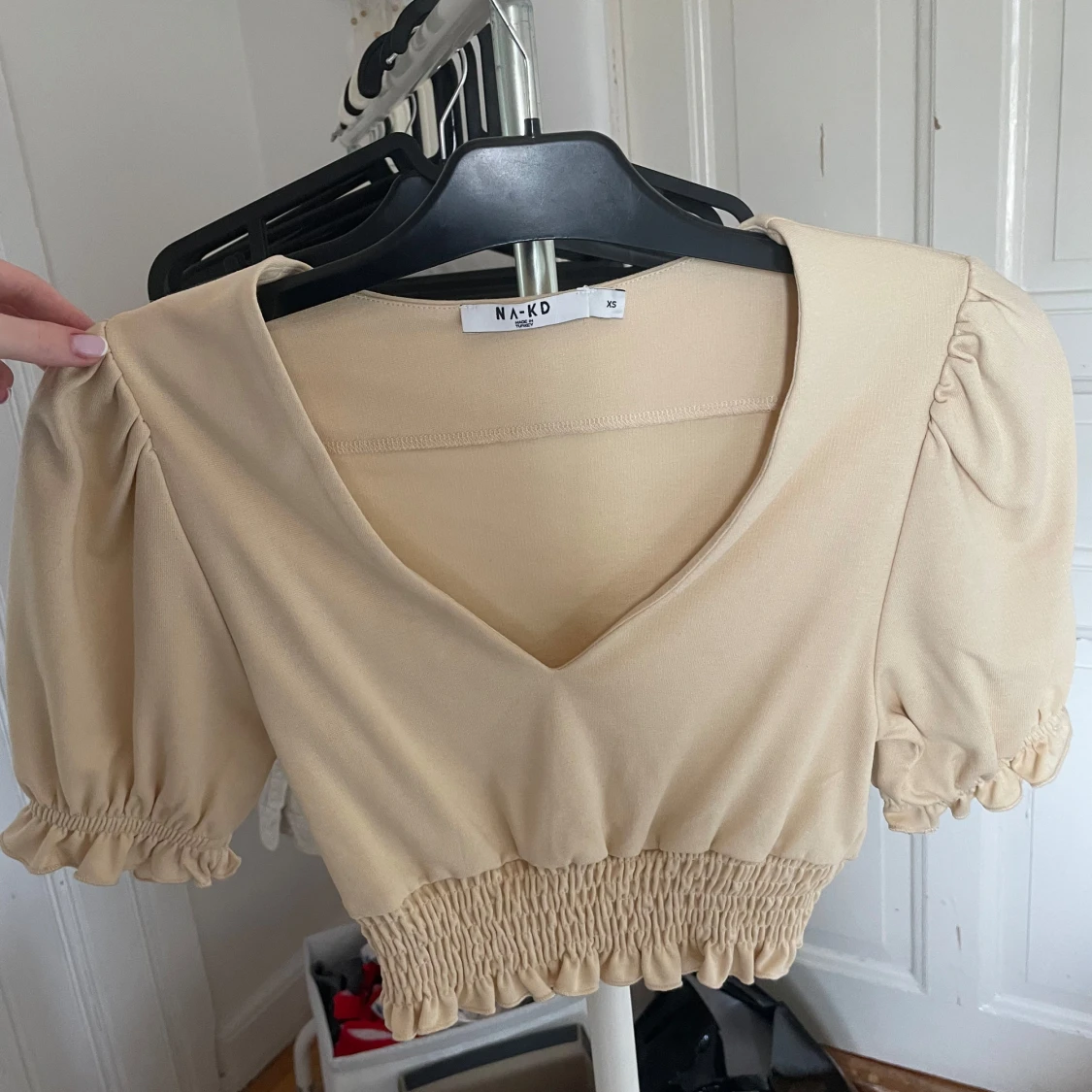 Beige croppad topp från NA-KD