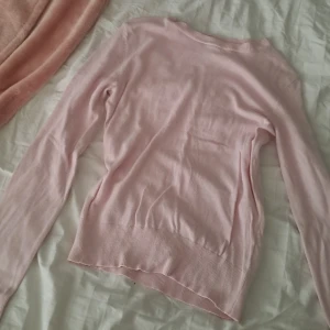 Rosa stickad tröja - Fin rosa stickad tröja🩷I storlek s men mer som en xs!!