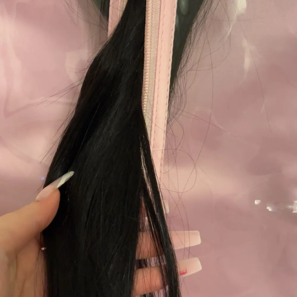 Ny pris 1699kr Säljer svarta clip-on löshår från Hello Bombshell. Modellen heter Love Bomb och väger 100g med en längd på 50cm. Perfekt för att snabbt få längre och fylligare hår. Aldrikg använt då jag beställde det i fel färg!. Beauty.