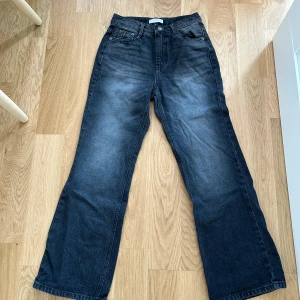 Svarta jeans - Snygga svarta jeansbyxor från Lewkin med en klassisk femficksdesign. Byxorna har en hög midja och en rak passform som ger en avslappnad look. Perfekta för en stilren vardagsoutfit. Aldrig använd 🩷