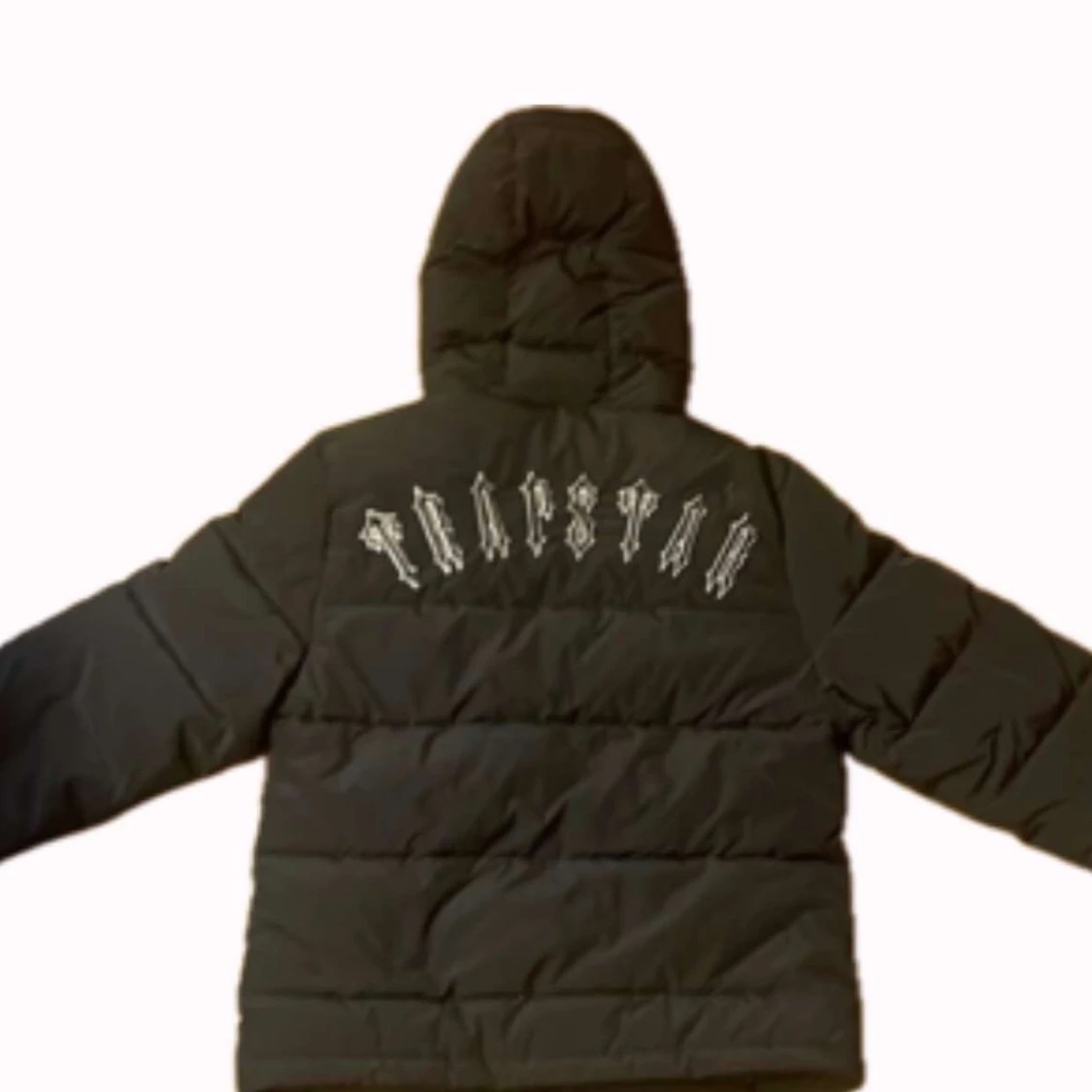 Svart pufferjacka med broderad text - 1