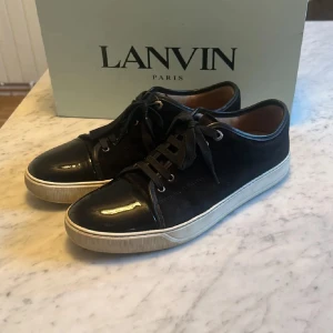 Lanvin captoe - Snygga och trendiga lanvin captoe i bra skick, box och dustbag ingår, vid frågor tveka inte på att höra av dig mvh Oskar 