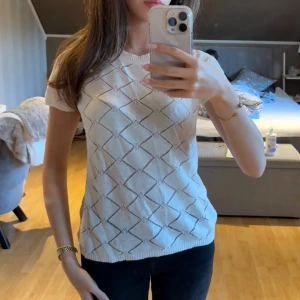Vit topp med spets detaljer  - Jätte söt vit topp med spets detaljer, perfekt till sommaren. Skriv vid frågor ❤️