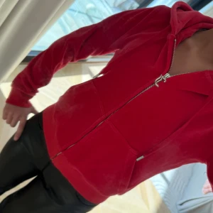 Röd hoodie från Juicy Couture - Säljer min fina röda juicy couture zip tröja då den inte kommer till användning. Haft 1-2 år men använt kanske 4-5 gånger. Nypris:1300kr