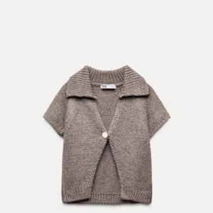Beige stickad kofta från Zara - Säljer en mysig beige stickad kofta från Zara med korta ärmar och en enkel knapp framtill. Perfekt för lager-på-lager under svalare dagar. Koftan är i nyskick då jag endast har prövat den på💕 skriv för bild, pris kan diskuteras