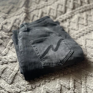 Svarta jeans från Nelly - Snygga svarta jeans med hål vid knäna med brodering på fickorna. Aldrig använda utöver testade!🤍 modellen heter ”stitch jeans” från Nelly med nypris 700kr. snabb leverans! 