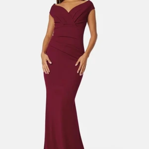 Vinröd långklänning/ Balklänning - Elegant vinröd långklänning med omlott-design och offshoulder-stil. Perfekt för festliga tillfällen så som bal.