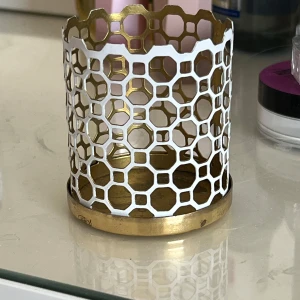 Hållare vit och guld - Fin vit och guldig hållare till tex ljus, sminkborstar osv osv. Den är lite sliten men inget man ser när den står upp