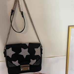 Cool väska - Axelsremsväska med rhinestones och stjärnmönster från Zara 💕💕
