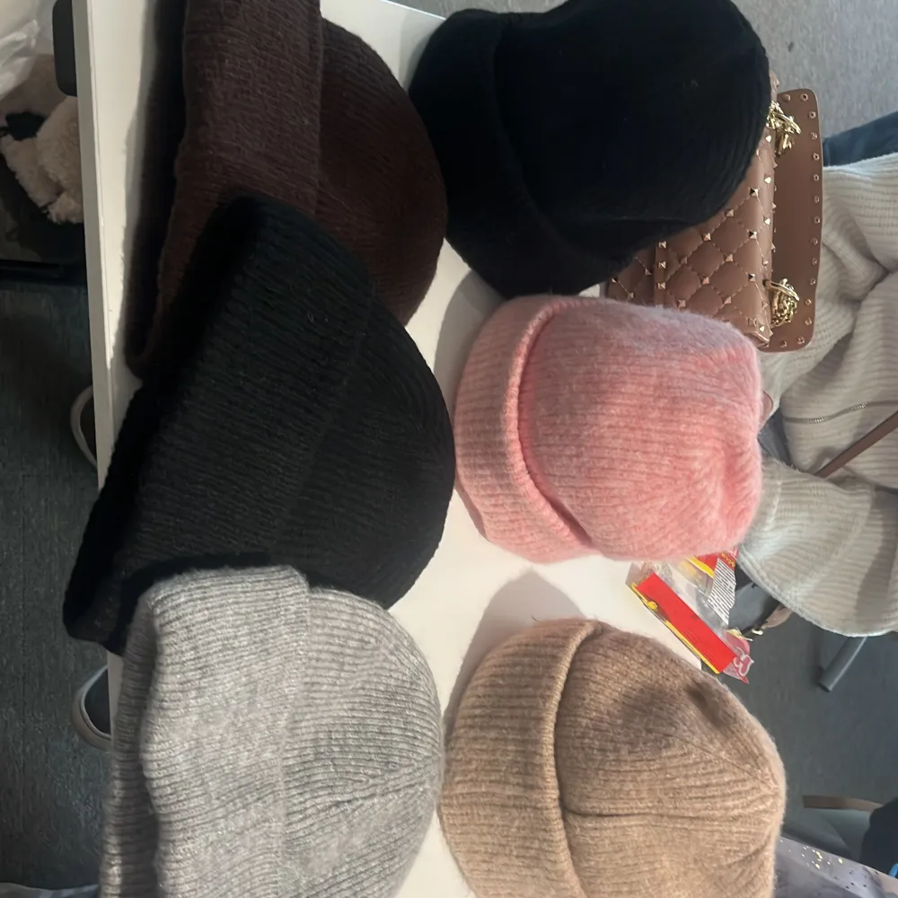 Snygg beige stickad mössa med mjukt satin-foder på insidan. Perfekt för att hålla värmen under kyliga dagar. Den ribbade designen ger en klassisk look.. Asusteet.