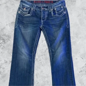 Olimp double fat stich - Feta olimp jeans som är riktigt personliga för mig därför högt pris. Dessa jeans är riktigt snygga och rare dem har bättre kvalitet än både rock revial och true religion no doubt och jag har ägt många jeans och jag garanterar att bättre matrial än detta är svårt att hitta och skulle också vilja påstå att dem är snyggare än rock revial och true religion. Dem passar mild bootcut. Dem har inga defekter förutom heel bite. 8/10 condition