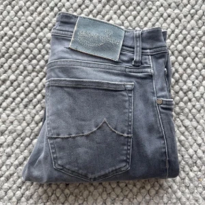 Jacob Cohen jeans - Tjena, lägger nu upp mina väldigt snygga gråa Jacob Cohen jeans i storlek 33! Modellen heter ”688 slim fit” och är väldigt lik den kända modellen ”nick slim fit”! Skicket är väldigt bra, skulle bedöma det som 9/10! Nypriset på dessa ligger på 5000+ men mitt pris är 1499! Skriv privat vid frågor och funderingar! 