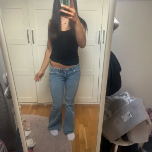 Only ankle slit jeans - Säljer dessa helt nya populära only jeansen, super låg midja i utsvängd passform. Strl 28/32 . Helt nya med alla lappar kvar, endast provade!  Skriv för mer info eller frågor!