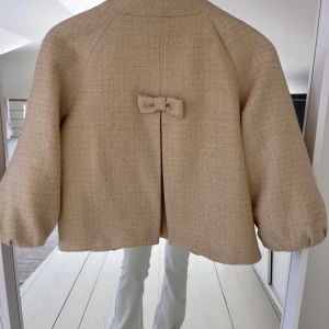 Vår/sommar jacka  - Intressekoll på min jacka, Jätte fin med trekvartsärmar, som inte längre går att få tag på, märket monton, storlek S/36, lämna prisförslag 💞