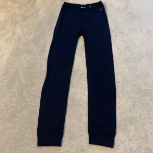 Svarta leggings - Snygga svarta underställ med en tight passform och riktig ull. Perfekta för en avslappnad stil eller som basplagg. De har en elastisk midja för extra komfort.