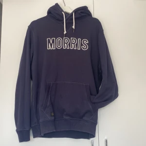 Morris hoodie - HERR Morris marinblå hoodie i gott skick. Nypris 1000kr. Skick: 7/10