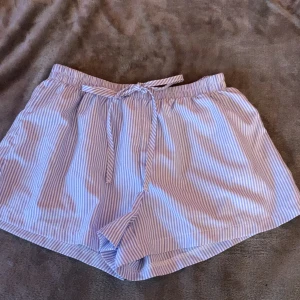 Randiga linne shorts  - Säljer ett par randiga shorts. Dom är jätte bekväma men har inte fått någon användning av dem.