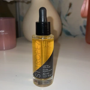 St. Tropez Self Tan Luxe Tan Tonic Drops - Säljer St. Tropez Self Tan Luxe Tan Tonic Drops, 30 ml. Perfekt för att ge huden en solkysst glöd. Enkel att blanda med din vanliga fuktkräm eller serum för en gradvis solbränna. Kommer i en smidig glasflaska med pipett för exakt dosering. (Original pris 449kr)