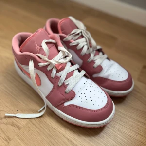 Nike jordans  - Rosa Nike Jordan. Junior modell. Använt skick. Nypris var runt 1000 kr 