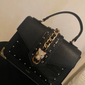 Aldo väska  - Skitsnygg väska ifrån aldo, aldrig använd den har bara legat och dammat. Axelband finns med