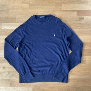 Mörkblå tröja från Ralph Lauren - Säljer en stilren mörkblå tröja från Ralph Lauren med det klassiska logotypbroderiet på bröstet. Storlek M och priset är diskuterbart vid en snabb affär!