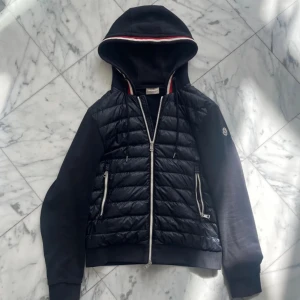 Moncler Tricolor Hooded Cardigan - Säljer denna Moncler cardigan, perfekt nu till våren. Nypris på denna är kring 9500kr men är slutsåld överallt. Hör gärna av dig vid frågor eller förslag! Öppen för byten🤙