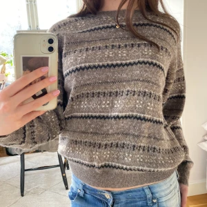 Brun mönstrad stickad tröja - Säljer en mysig brun stickad tröja med fint mönster🤩storlek M men sitter mer som en S💗skriv vid frågor!!💕💕