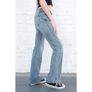 Brandy melville lowrise bootcut jeans - så snygga ljusblåa jeans med bootcut och låg midja från brandy melville. köpta 2022/23 men de har mycket kvar att ge, använder ej ofta🩷🩷några slitningar på sidosömmarna men absolut inget man tänker på🫶