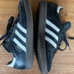 Adidas Samba 37 1/3 - Klassiska Adidas Samba sneakers i svart och vitt. I fint skick.