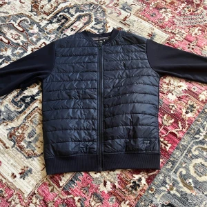 Cardigan - Säljer en stilren marinblå cardigan till bra pris. Endast testat och perfekt till våren. Bara att skriva!😉 Storlek M men passar också S