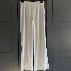 Kostymbyxor  - Kostymbyxor ”Adriana” från BikBok i storlek XS. Grå/beige i färgen. De är avkortade med hjälp av uppfållningsband (band som stryks på) för att passa mig som är 160cm, men detta kan tas bort för att få full längd igen. 