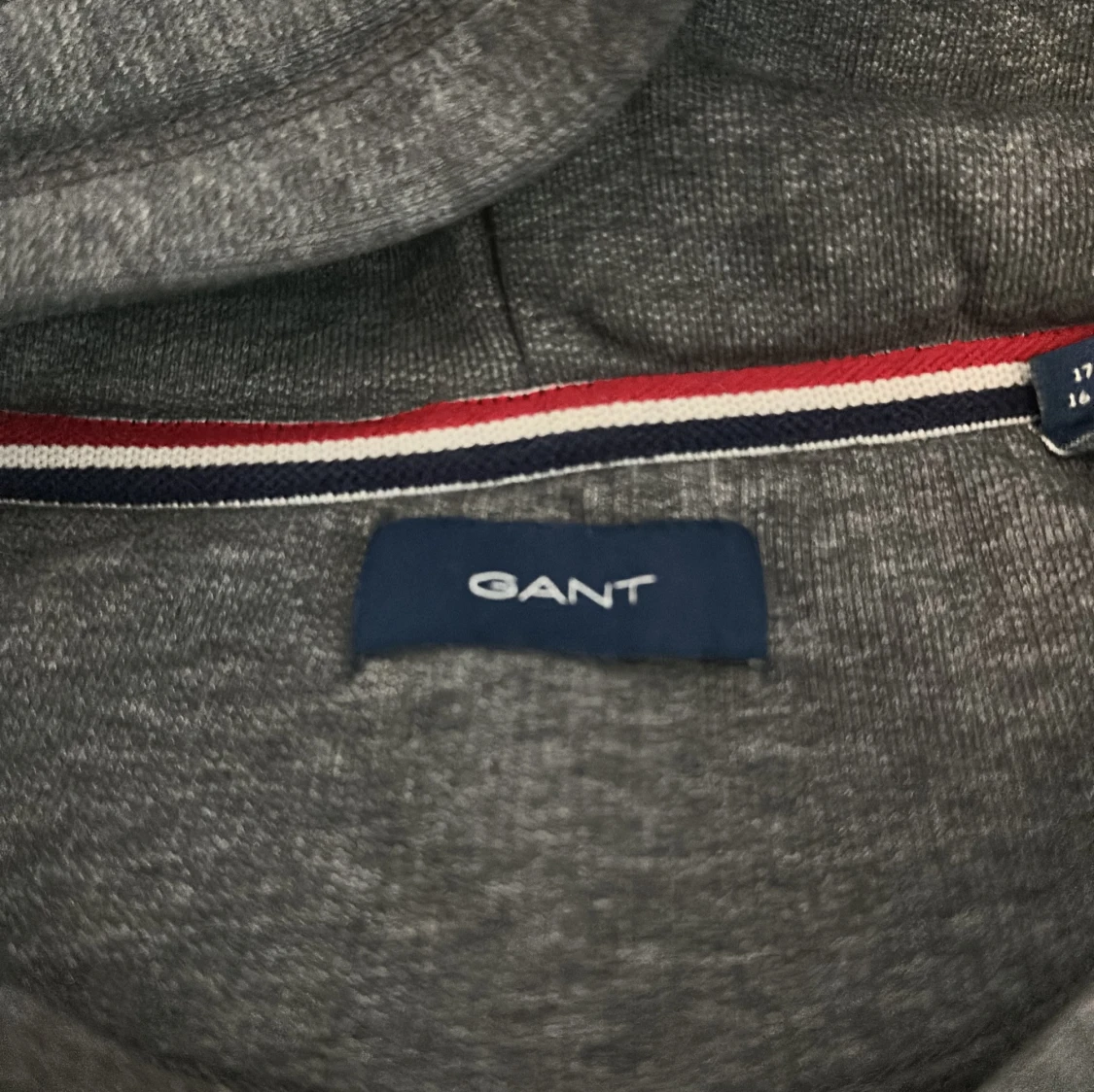 Grå hoodie från GANT - 1