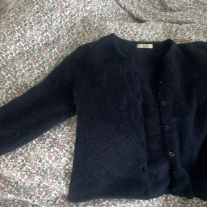 Jättefin mörkblå kofta från Gina tricot  - Jätte gosig och snygg stickad populär kofta, andvänt några gånger!💗