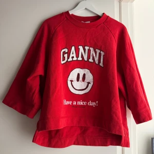 Röd tröja från Ganni med tryck - Tröja från Ganni i fint skick!  Lite nopprig men annars väldigt bra skick
