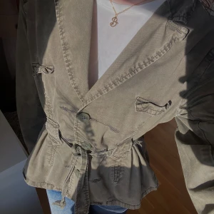 Y2k jeans jacka - Super snygg oliv grön jeans jacka, märke och storlek står ej då lappen inte är kvar, men skulle säga xs/s. Mycket fint skick!!