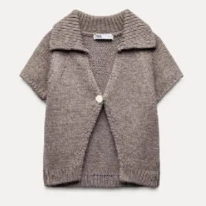 Brun stickad kofta från Zara - Super fin stickad kortärman kofta💕 endast använd 1 gång. 💕