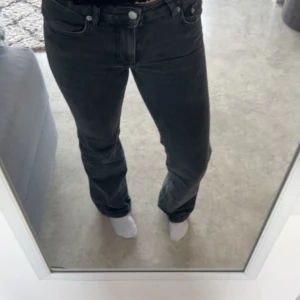 Svarta bootcut jeans från 157 - Snygga svarta bootcut jeans från Lager 157 med fickor där bak. De är i bra skick, har används ett par gånger. Priset går att diskutera💕💕