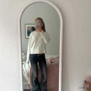 Vit stickad tröja från other stories - Säljer en vit stickad tröja från other stories. Super fin och skön🤍☁️