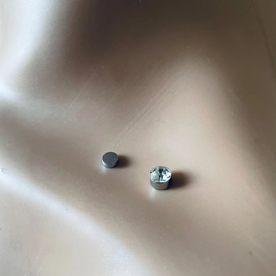 By prisförslag- 1 st magnetiskt Silverfärgat örhängen/piercing med kristall - 1