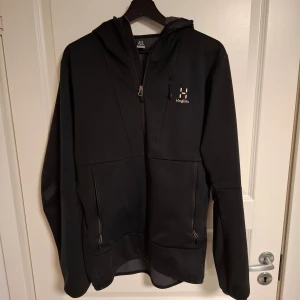 Haglöfs Windbreaker - Haglöfs windbreaker i storlek M. Nypris:1200kr mitt pris 440kr. Använd fåtal gånger och har inga deffekter. Tveka inte på att skicka vid frågor✅️