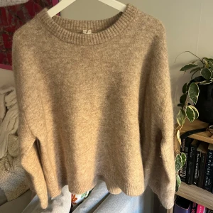 Stickad tröja från Arket - Stickad mohairliknande tröja i alpacka och ull med oversized passform. Ribbstickade detaljer. Väldigt fint skick, knappt använd.  Kostar ny 990kr - Jag säljer för 650kr  Länk till tröjan från Arkets hemsida: https://www.arket.com/sv-se/product/alpaca-wool-blend-jumper-beige-1248555012/
