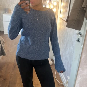 Blå stickad tröja - Säljer en mysig blå stickad tröja med normal passform. Tröjan har långa ärmar och en rund halsringning, perfekt för kyligare dagar. Passar bra till både jeans och kjol. Hör av dig vid intresse! 💙