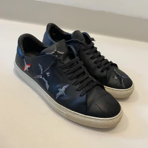 Axel Arigato skor med fåglar - Svarta arigato skor med fåglar, (Storlek 44 1/2) Använda men Mycket bra skick ||  Pris kan diskuteras Skriv vid minsta fråga eller fundering💯🤝