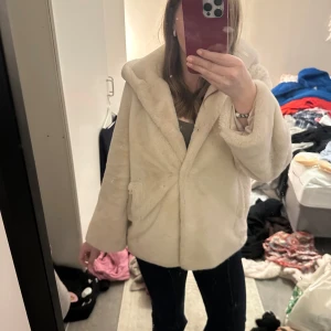 Beige pälsjacka med huva - Säljer en supermjuk och fluffig beige pälsjacka med huva. Köpte den på Vinted men får inte användning av den tyvärr😊